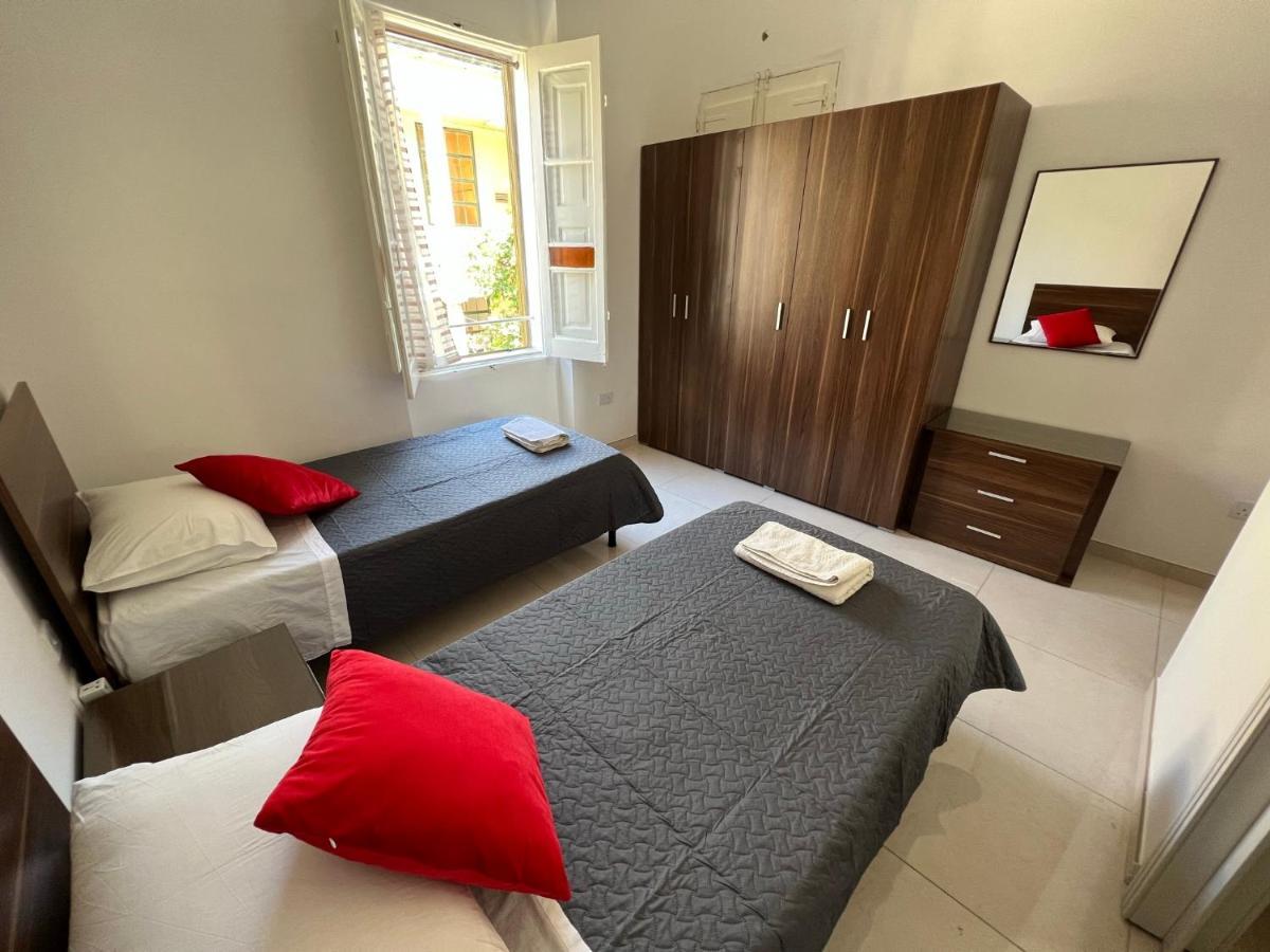 Room With Private Bathroom Слима Экстерьер фото