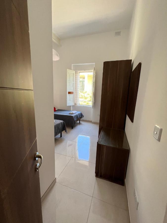 Room With Private Bathroom Слима Экстерьер фото