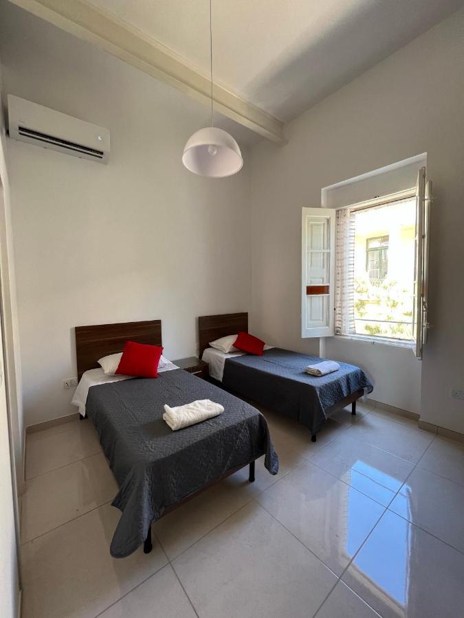 Room With Private Bathroom Слима Экстерьер фото